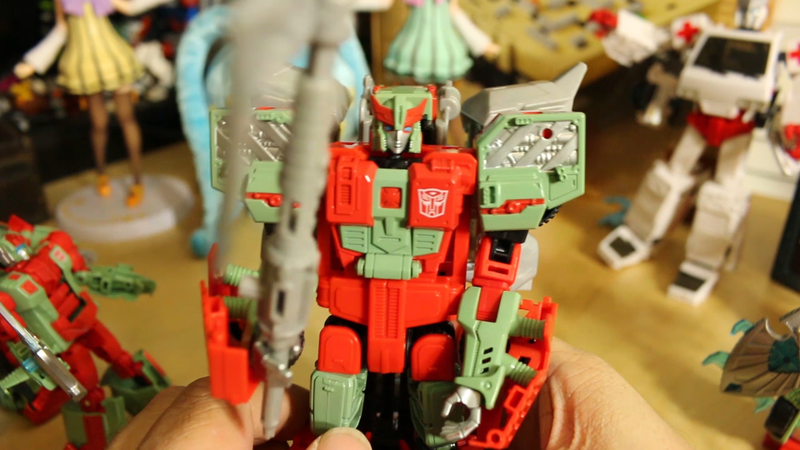 Illustration for article titled Toy Time Plays With Victorion, Transformers' First Female Combiner